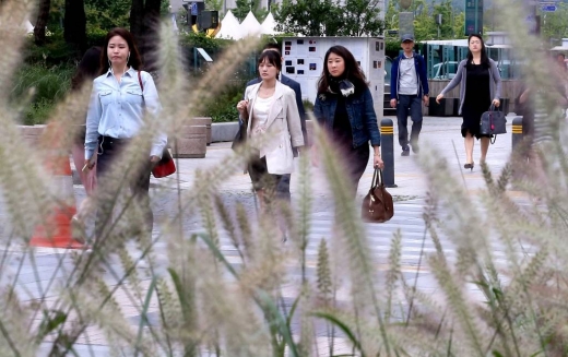 서울 광화문 광장에서 긴팔과 겉옷을 입은 시민들이 발걸음을 재촉하고 있다./사진=머니투데이DB