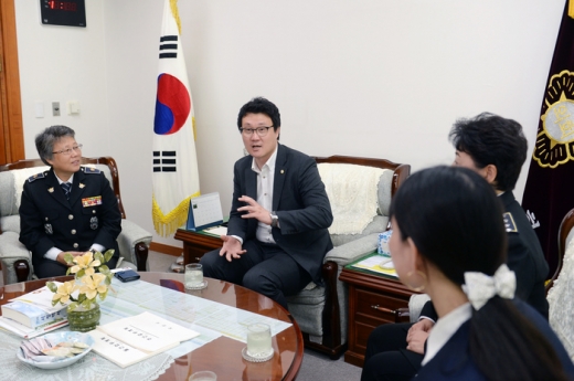 ▲ '열린 시의회의장실'을 운영하면서 시민들과 함께 호흡하는 장인수 의장. / 사진제공=오산시의회