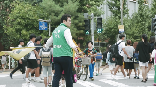 ▲ 학생들의 안전한 등하교길을 위한 봉사활동을 하고 있는 장인수 오산시의회 의장. / 사진제공=오산시의회