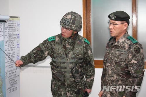 현재 8군단장인 황인권 중장(오른쪽)이 제2작전사령관에 내정됐다./사진=뉴시스