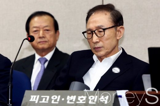 이명박 선고 생중계. 이명박 전 대통령이 지난 5월23일 오후 서울 서초구 서울중앙지방법원에서 열린 첫 공판에 출석해 피고인석에 앉아 있다. /사진=임한별 기자