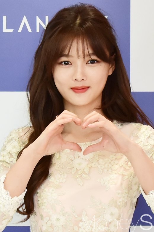 [머니S포토] 하트포즈 김유정, 가슴 속 임팩트 팍!