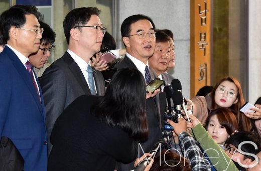 [머니S포토] 판문점 출발 앞서 입장 밝히는 조명균 장관