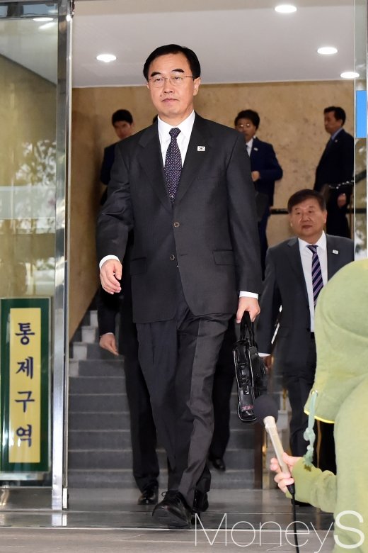 [머니S포토] 남북회담본부 나서는 조명균 장관