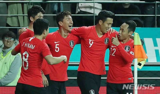 지난 12일 오후 서울 상암월드컵 경기장에서 열린 축구 국가대표 평가전 한국과 우루과이의 경기에서 정우영(5번)의 골로 2-1 로 앞서간 대한민국 대표팀이 기뻐하고 있다./사진=뉴시스