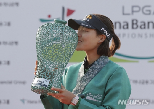 지난 14일 2018 LPGA KEB 하나은행 챔피언십에서 우승 트로피를 들어올린 전인지(24·KB금융그룹)./사진=뉴시스