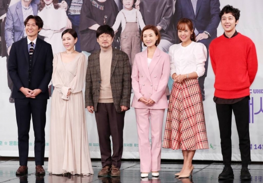 배우 연정훈, 박준금, 김창완, 정애리, 소유진, 윤종훈이 지난 11일 오후 서울 마포구 MBC에서 진행된 주말드라마 '내사랑 치유기' 제작발표회에 참석해 포즈를 취하고 있다. /사진=머니투데이 김휘선 기자