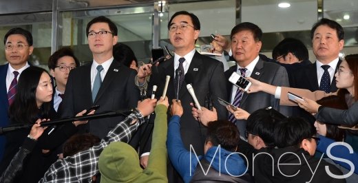 평양공동선언 이행방안 협의를 위한 5차 남북 고위급회담이 15일 판문점 평화의집에서 개최되기에 앞서 조명균 통일부 장관을 수석으로 한 우리측 대표단이 서울 삼청동 남북회담본부에서 짧은 브리핑을 갖고 있다./사진=임한별 기자