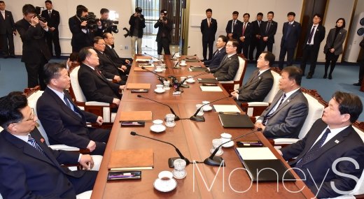 [머니S포토] 고위급 회담 중인 남북 대표단