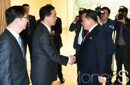 [머니S포토] 평화의 집 나서는 조명균-리선권