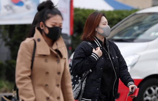 서울과 경기 남부, 강원 영서와 충청, 전북 지방을 중심으로 미세먼지 농도가 나쁨 수준까지 예보된 15일 오전 서울 광화문 네거리에 시민들이 마스크를 쓴 채 발걸음을 옮기고 있다. /사진=머니투데이 김휘선 기자