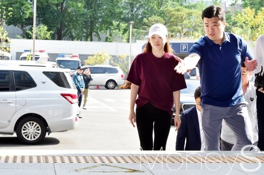 전 남차친구와 폭행여부를 두고 공방을 벌이고 있는 걸그룹 카라 출신 구하라(27)가 지난달 18일 서울 테헤란로 강남경찰서에 출석하고 있다./사진=임한별 기자 