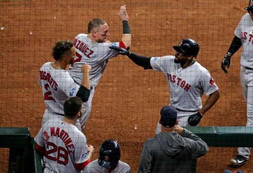 17일 MLB 아메리칸리그 챔피언십시리즈 3차전에서 8회 초 재키 브래들리 주니어가 만루포를 터뜨리자 환호하고 있는 보스턴 레드삭스 선수들./사진=뉴스1(로이터)