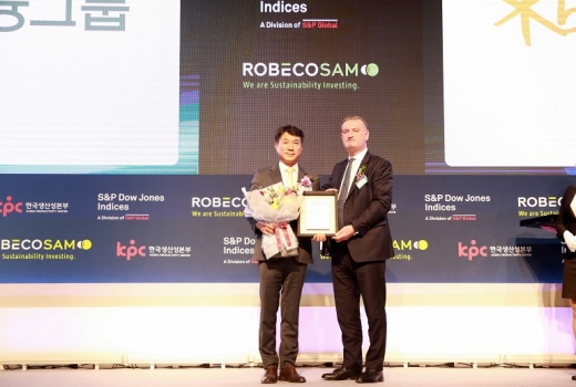 성채현(왼쪽) KB금융그룹 홍보·브랜드 총괄 상무와 존 데이비스 S&P 다우존스인덱스 ETP 글로벌 본부장이 17일 서울 하얏트 호텔에서 열린 2018 다우존스 지속가능경영지수(DJSI) 국제 컨퍼런스에서 기념촬영을 하고 있다./사진=KB금융