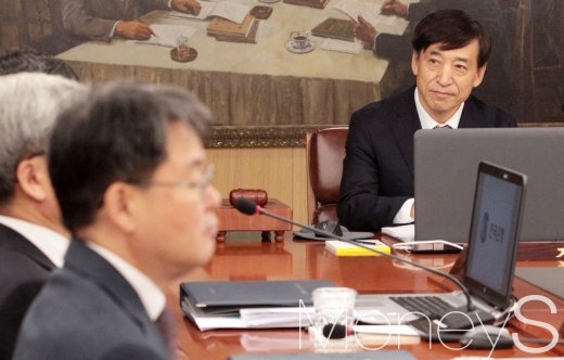 [머니S포토] 금통위원들 바라보는 이주열 한은 총재
