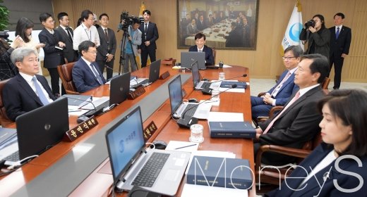 [머니S포토] 이주열 총재, 금통위 회의 주재