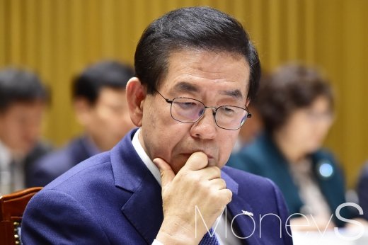 [머니S포토] 서울시 국감, 고심하는 박원순 시장