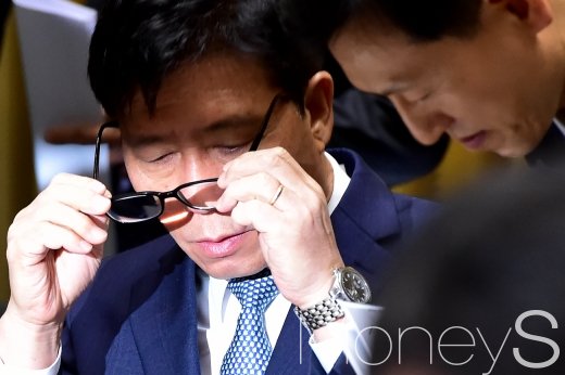 [머니S포토] 안경 고쳐쓰는 김태호 서울교통공사 사장