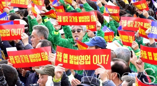 전국 택시업계가 카카오모빌리티의 카풀 서비스를 반대하며 24시간 전면 파업에 돌입한 가운데 18일 서울 광화문 광장에서 '생존권 사수 결의대회'가 열렸다./사진=임한별 기자