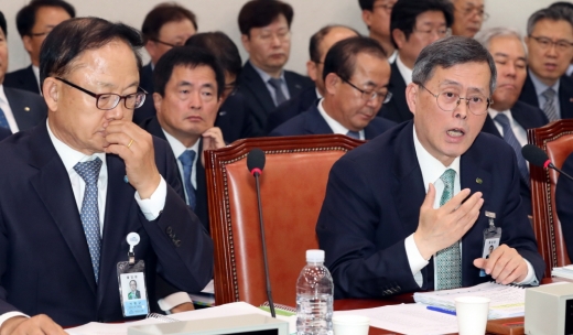 18일 오전 서울 영등포구 여의도 국회에서 열린 산업통상자원중소벤처기업위원회의 한국수력원자력, 한국원자력환경공단, 한전원자력연료, 한국에너지정보문화재단, 한국남동발전, 한국중부발전, 한국서부발전, 한국남부발전, 한국동서발전의 국정감사에서 정재훈 한국수력원자력 사장이 의원 질의에 답변하고 있다. 왼쪽은 박형구 한국중부발전 사장. /사진=뉴시스 박영태 기자