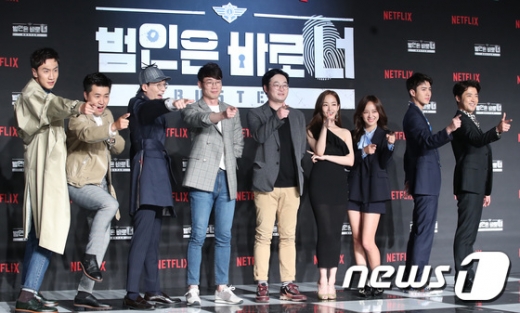 이광수(왼쪽부터), 김종민,유재석, 조효진 pd, 김주형 pd가 지난 4월30일 오후 서울 강남구 삼성동 인터컨티넨탈 서울 코엑스에서 열린 넷플릭스 예능 프로그램 '범인은 바로 너!'(연출 조효진, 장혁재, 김주형) 제작발표회에 참석해 포즈를 취하고 있다. /사진=뉴스1