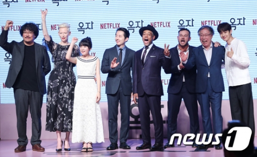 지난해 6월13일 오후 서울 영등포 타임스퀘어에서 열린 영화 '옥자' 레드카펫 행사에 참석한 봉준호 감독, 배우 틸다 스윈튼, 안서현, 스티븐 연, 지안카를로 에스포지토, 다이엔 헨셜, 변희봉, 최우식(왼쪽부터)가 포즈를 취하고 있다. /사진=뉴스1