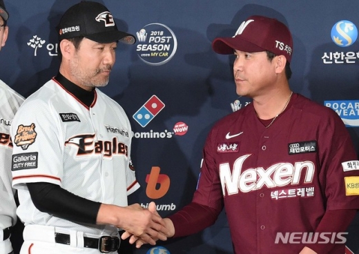  2018년 KBO 준플레이오프를 하루 앞둔 18일 오후 대전 중구 대흥동 모임공간국보에서 열린 미디어데이에서 한용덕 한화이글스 감독(왼쪽)과 장정석 넥센 히어로즈 감독이 악수를 나누고 있다. /사진=뉴시스