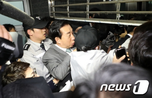 김성태 자유한국당 원내대표가 18일 오후 서울교통공사 채용비리 의혹 관련, '청년일자리 탈취 고용세습 엄중수사 촉구 긴급 규탄대회'를 열기 위해 경찰과 당직자들 사이의 대치 속에서 서울시청 로비로 들어가고 있다. /사진=뉴스1
