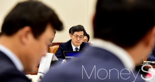 [머니S포토] 부동산 관련 질의 경청하는 김동연 부총리