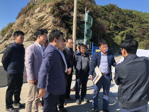▲인천시 '찾아가는 시청'팀이 인천 옹진군 장봉도에 위치한 야단항에서 섬 주민의 애로사항과 불편사항을 청취하고 있다. / 사진제공=인천시