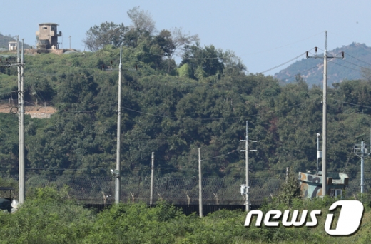 지난 1일 오후 경기 파주시 접경지대에서 우리측 초소와 북측 초소가 서로 마주보고 있다. /사진=뉴스1