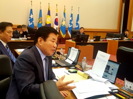 ▲ 19일 열린 공군본부 국정감사에서 국회 국방위원회 소속 김진표 의원(민주당·수원무)이 군공항 이전사업과 관련 질의를 하고 있다. / 사진제공=김진표의원실
