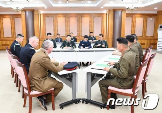 지난 16일 경기도 파주시 판문점 남측지역 자유의 집에서 판문점 공동경비구역 비무장화 이행을 위한 남북·유엔사 3자 협의체 1차회의가 열리고 있다. 우리측에선 앞서 남북 군사실무회담 대표로 나섰던 조용근 국방부 북한정책과장(육군 대령)을 포함해 3명, 유엔사측은 비서장 버크 해밀턴 대령 등 3명, 북측은 엄창남 대좌 등 3명이 참석했다./사진=뉴스1(국방부 제공)