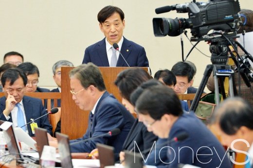 [머니S포토] 국감 업무보고하는 이주열