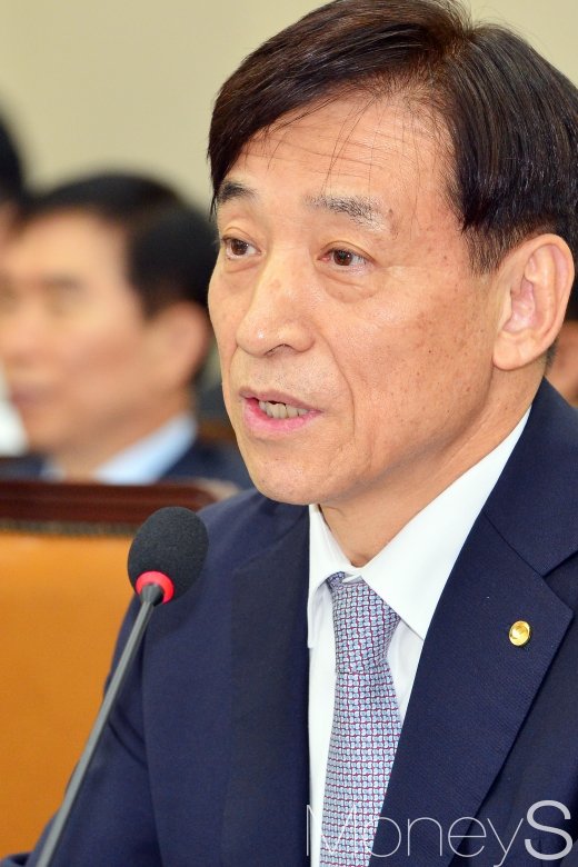 [머니S포토] 답변하는 이주열