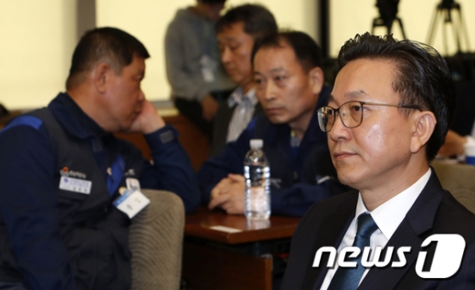 (오른쪽) 최종 한국지엠 부사장. /사진=뉴스1