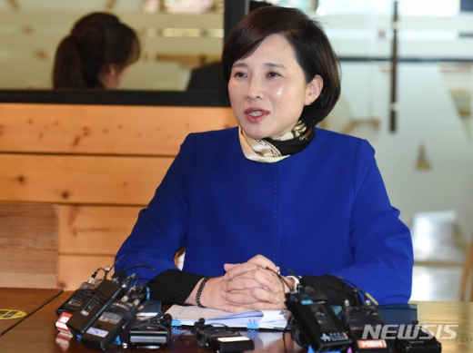 유은혜 사회부총리 겸 교육부 장관이 22일 오전 대전 유성구 반석동 가데나 레스토랑에서 유치원생 학부모들과 사립유치원 공공성 강화 간담회를 가졌다./사진=뉴시스