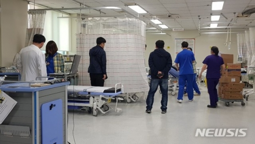 북 경주시 안강읍 안강새마을금고 산대점에서 발생한 흉기 강도 사건의 용의자 김모(47)씨가 사건발생 3시간30분만에 경찰에 붙잡혔다. 병원으로 이송된 김씨가 병원에서 치료를 받고 있다. /사진=뉴시스