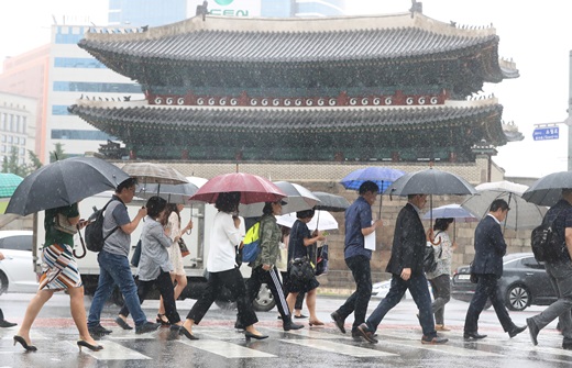[오늘 날씨] 출근길 우산 챙기세요… 환절기 일교차 주의
