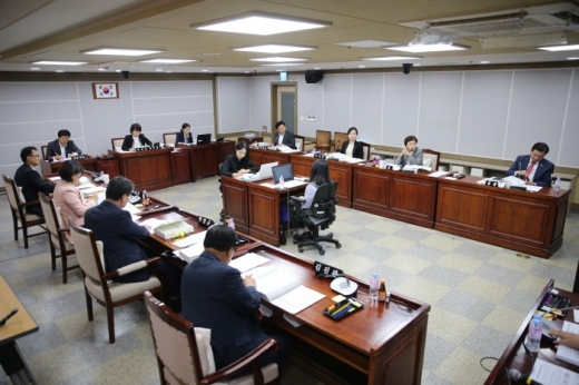 ▲ 수원시의회 교통건설체육위원회, 제339회 정례회 조례안 심사. / 사진제공=수원시의회