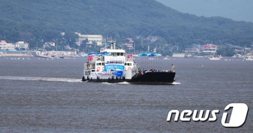 27일 오후 인천시 강화군 월선선차장 인근 해상에서 평화의 배가 운항되고 있다. '한강하구 평화의 배 띄우기'행사는 정전협정 65주년을 맞아 진행하는 행사로 지난 2005년부터 정전 협정일인 7월 27일마다 배가 떴지만 2008년을 끝으로 뱃길이 묶였다 10년만에 재개됐다./사진=뉴스1