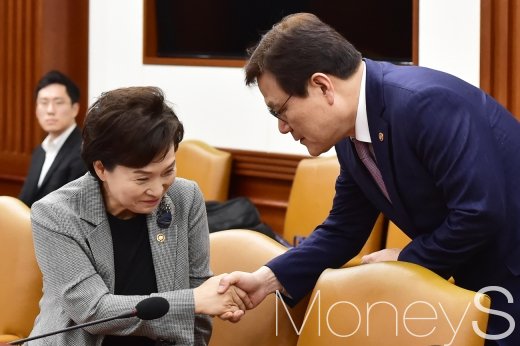 [머니S포토] 대외경제장관회의, 인사 나누는 김현미-최종구