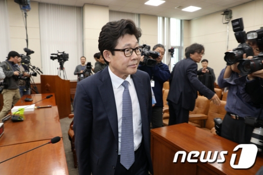 조명래 환경부장관 후보자가 23일 서울 여의도 국회에서 열린 인사청문회가 조 후보자의 자료 미제출 건으로 정회되자 자리를 떠나고 있다./사진=뉴스1
