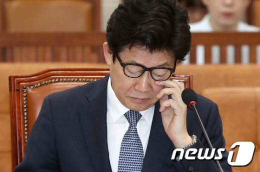조명래 환경부장관 후보자가 23일 서울 여의도 국회에서 열린 인사청문회에 출석해 생각에 잠겨 있다./사진=뉴스1