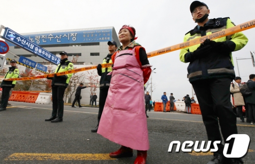 법원과 수협중앙회가 옛 노량진수산시장의 전체 판매자리를 대상으로 명도 강제집행을 예고한 23일 오전 서울 동작구 옛 노량진수산시장에서 상인이 강제집행에 반대하는 사전집회를 하고 있다. /사진=뉴스1