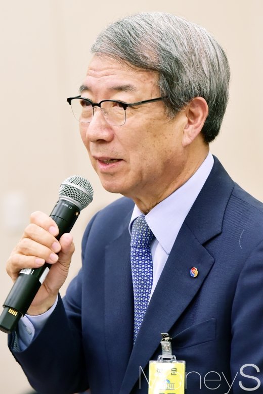 [머니S포토] 답변하는 정운찬 총재