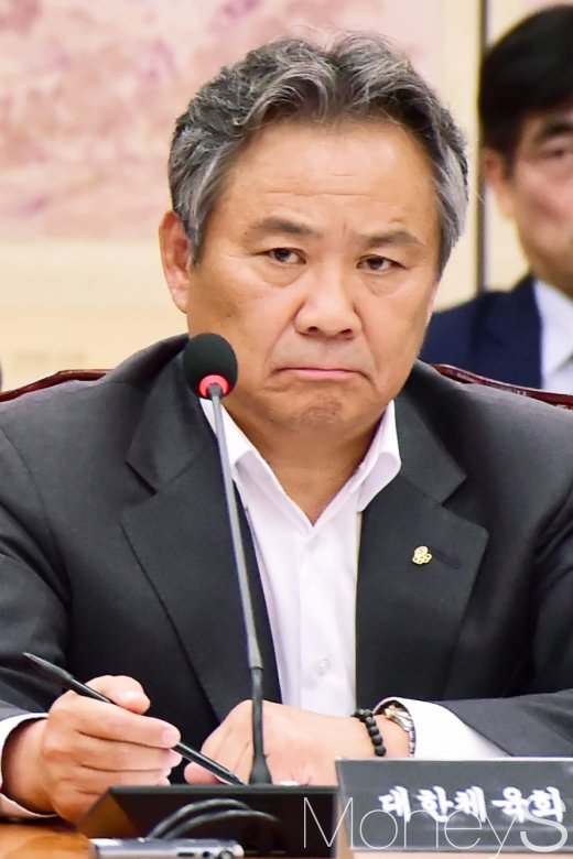 [머니S포토] 질의 경청하는 이기흥 대한체육회장