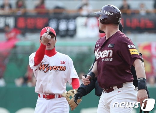 SK 김성현(왼쪽)과 넥센 샌즈 /사진=뉴스1