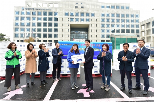 ▲차준택 구청장(사진 중앙 오른쪽)이 KT&G 복지재단 인천복지센터와 함께한 '부평구 사랑의 김장 나눔 릴레이' 행사에 참석한 뒤 기념촬영을 하고 있다. / 사진제공=부평구청