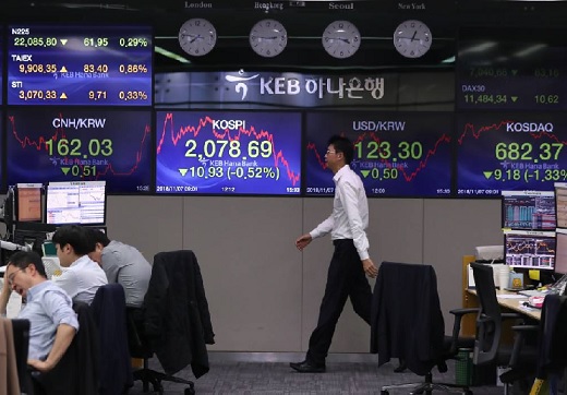 7일 서울 중구 KEB하나은행 딜링룸에서 딜러들이 업무를 보고 있다. / 사진=뉴시스